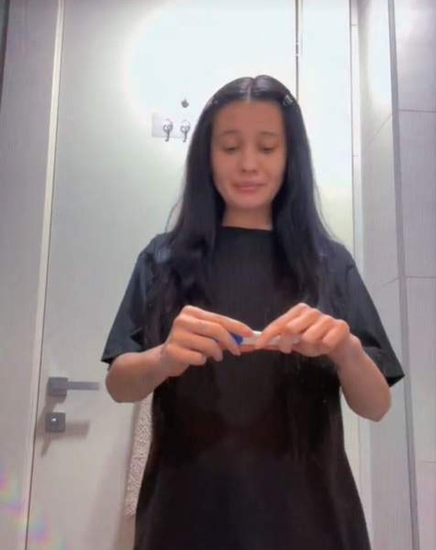 Erika Isac s-a filmat în timp ce făcea un test de sarcină. Artista dispăruse de patru luni de pe rețelele de socializare