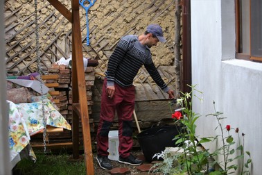 Ion colectează apa de ploaie pentru a o folosi în gospodărie