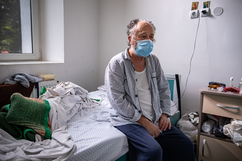 Un pacient în vârstă de 69 de ani încearcă să-şi aducă aminte cum s-a infectat