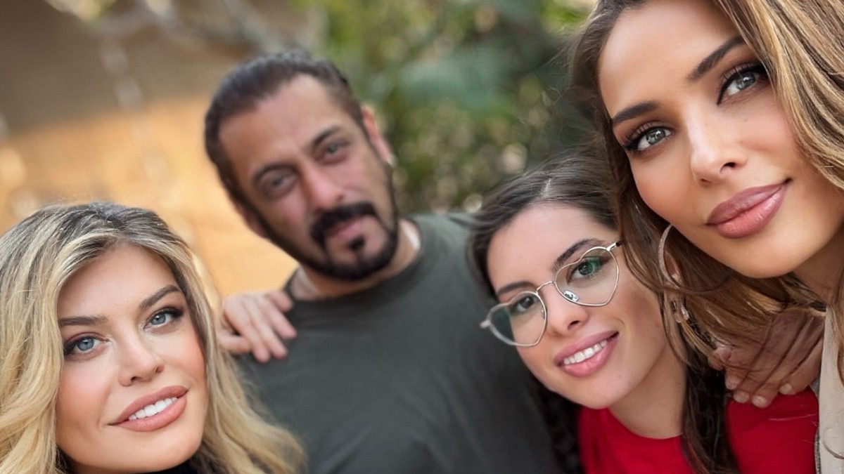 Loredana Groza în stânga, lângă ea Salman Khan, Elena Boncea și în dreapta Iulia Vântur