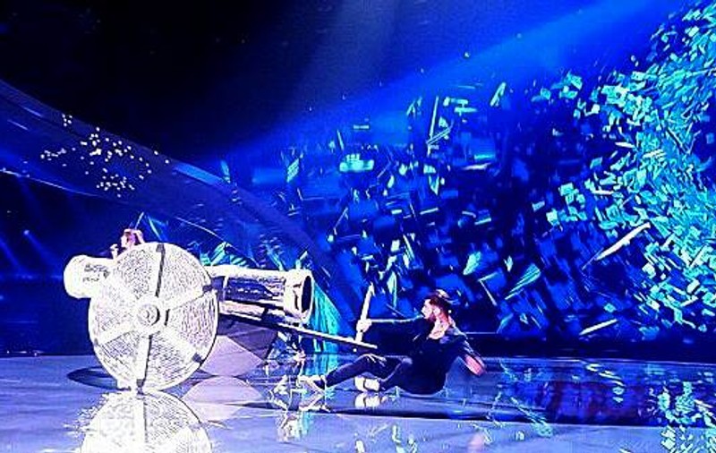 Alex Florea, reprezentantul României la Eurovision, s-a accidentat pe scena de la Kiev. Artistul a căzut și s-a tăiat la mână