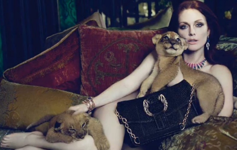 Un panou publicitar cu Julianne Moore goală, interzis la Veneţia 