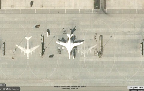 Fotografie din satelit a bazei aeriene Engels-2 din Rusia, în care se observă bombardiere strategice staționate pe pistă.