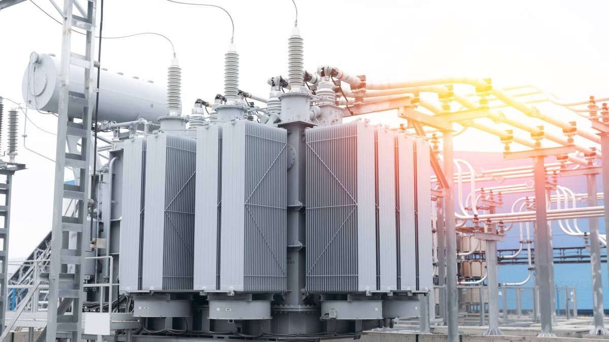 Transformator de înaltă tensiune de înaltă putere electrică la substație pe centrala electrică. Sursă foto: Shutterstock