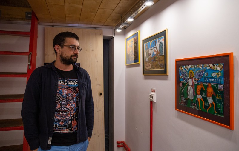 Artistul care a făcut o icoană cu Fecioara Maria cu pruncul cimpanzeu în brațe și cu o țigară în gură: „Unii-și fac cruce, alții mă acuză de blasfemie”