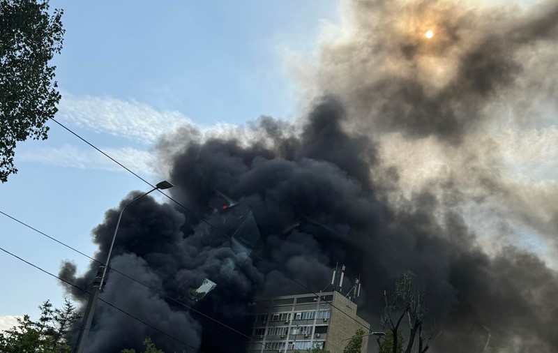 Incendiu major la o casă aflată între blocuri, în Sectorul 3 al Capitalei. 40 de persoane, evacuate
