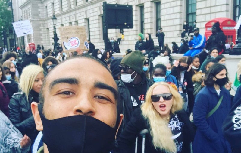 Imagini cu Madonna, în cârje, în mijlocul manifestanților de la Londra