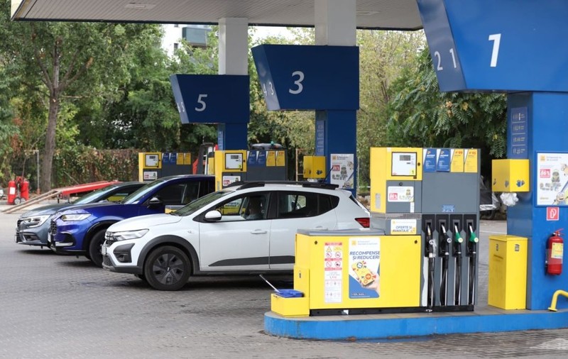 Mai multe mașini, într-o stație de alimentare Petrom din București. Foto: Libertatea/ Dumitru Angelescu