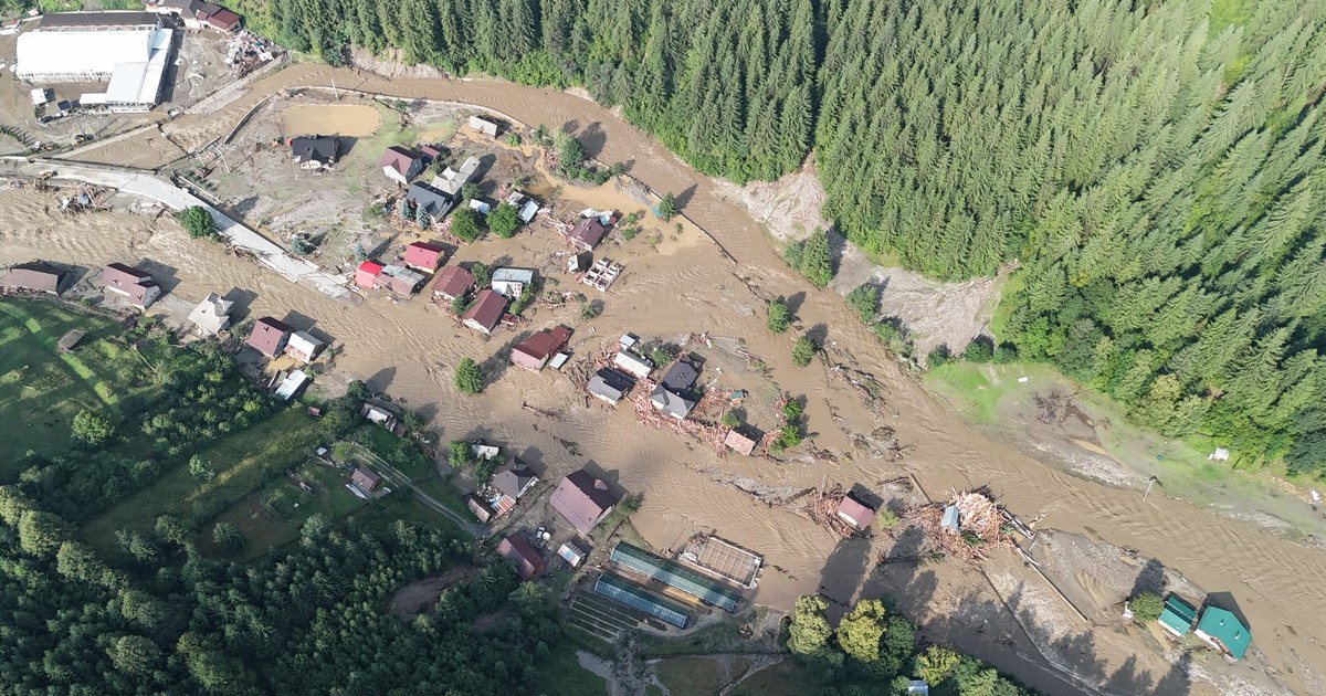 Inundatiile din Suceava, vazute din drona. Apa inconjoara mai multe case.