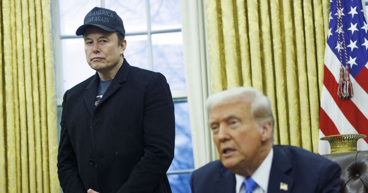 Donald Trump și Elon Musk în timpul unei conferințe de presă la Casa Albă