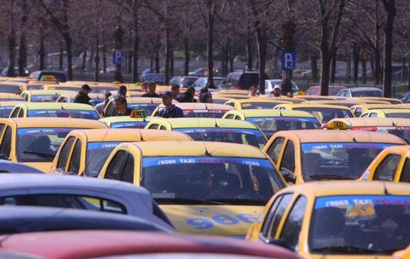 Peste 2.000 de taxiuri, autorizate să preia pasageri de la Aeroportul Henri Coandă