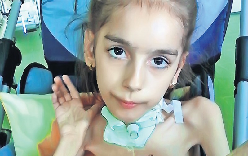 Hai s-o ajutăm pe Andreea! Fetiţa de 9 ani are nevoie de un aparat de ventilaţie mecanică de 9.000 de euro