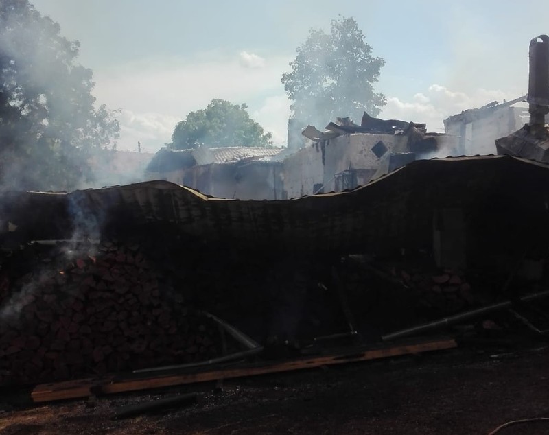 UPDATE/ Patru case din Tulnici, Vrancea, cuprinse de flăcări. Pompierii au localizat incendiul/ GALERIE FOTO&VIDEO