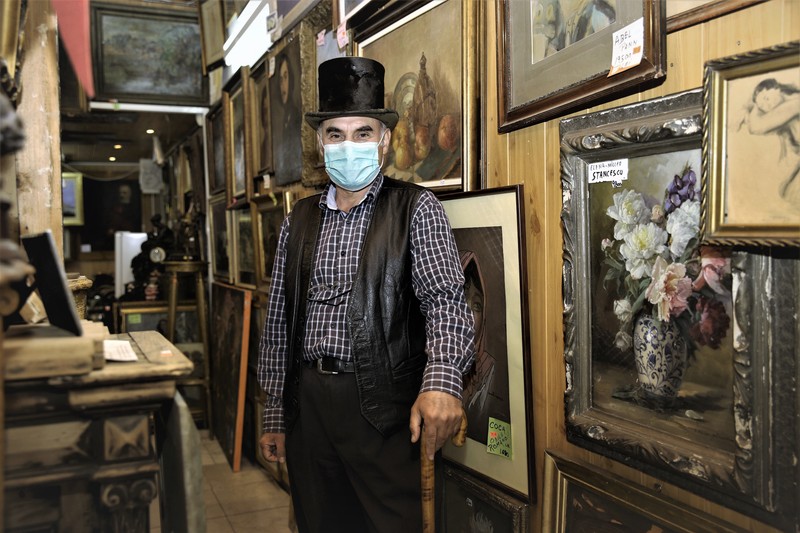 Negustorul de artă Iulian Preda nu se simte singur înconjurat de pictori Foto: Dumitru Angelescu