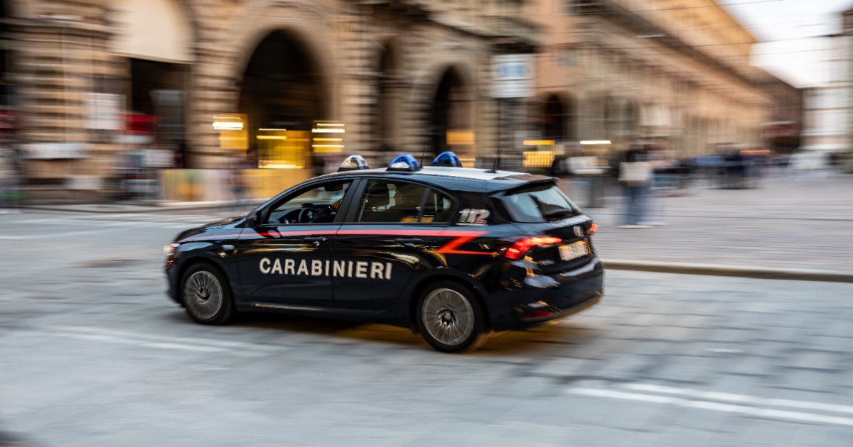 O mașină de carabinieri în mișcare