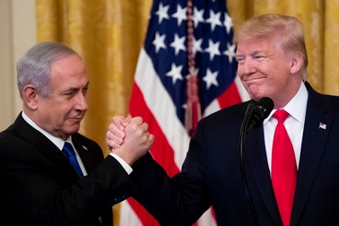 Președintele american Donald J. Trump dă mâna cu prim-ministrul Israelului, Benjamin Netanyahu. Foto: EPA