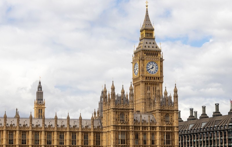 Un bărbat suspectat că a spionat pentru guvernul chinez, arestat în Marea Britanie. China a catalogat acțiunea drept „farsă politică”