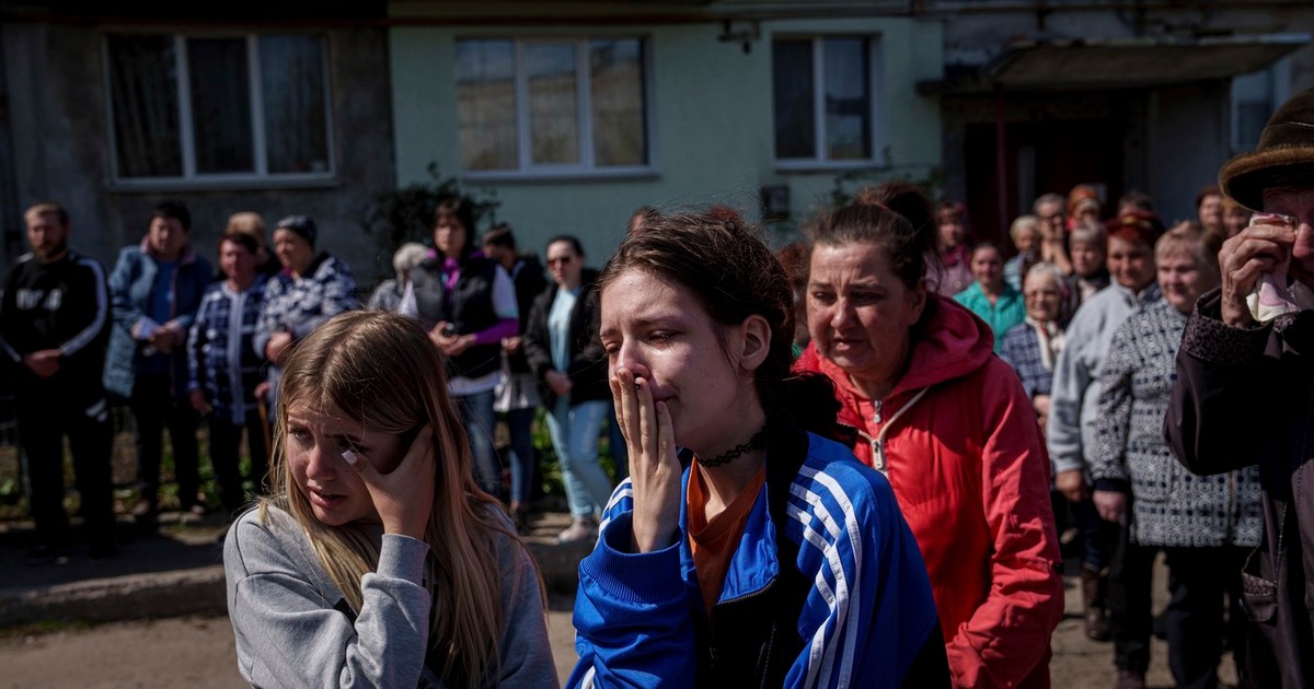 Copii în lacrimi și oameni îndurerați la înmormântarea familiei Martînenko după masacrul comis de ruși la Sumî Foto: Profimedia