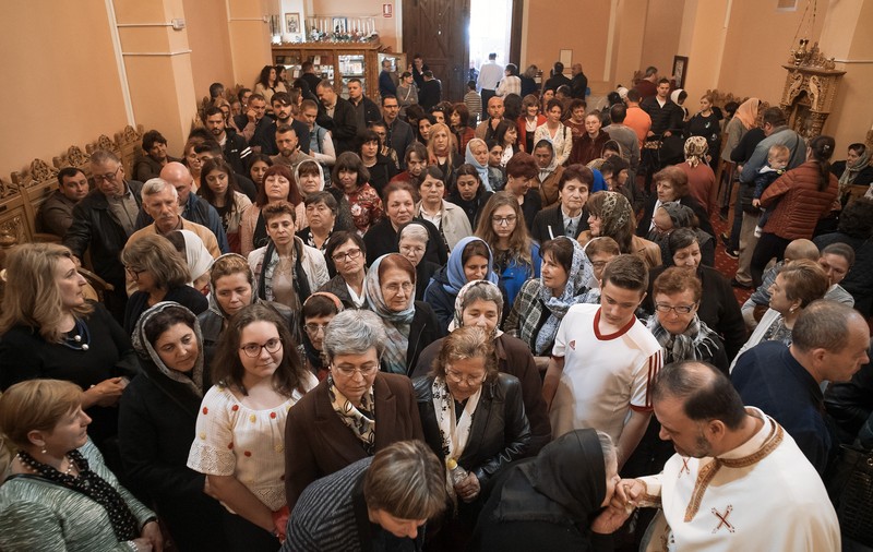 Cum sărbătoresc Paștele românii din Spania care vorbesc cu copiii în limba română, iar aceștia le răspund în castellano
