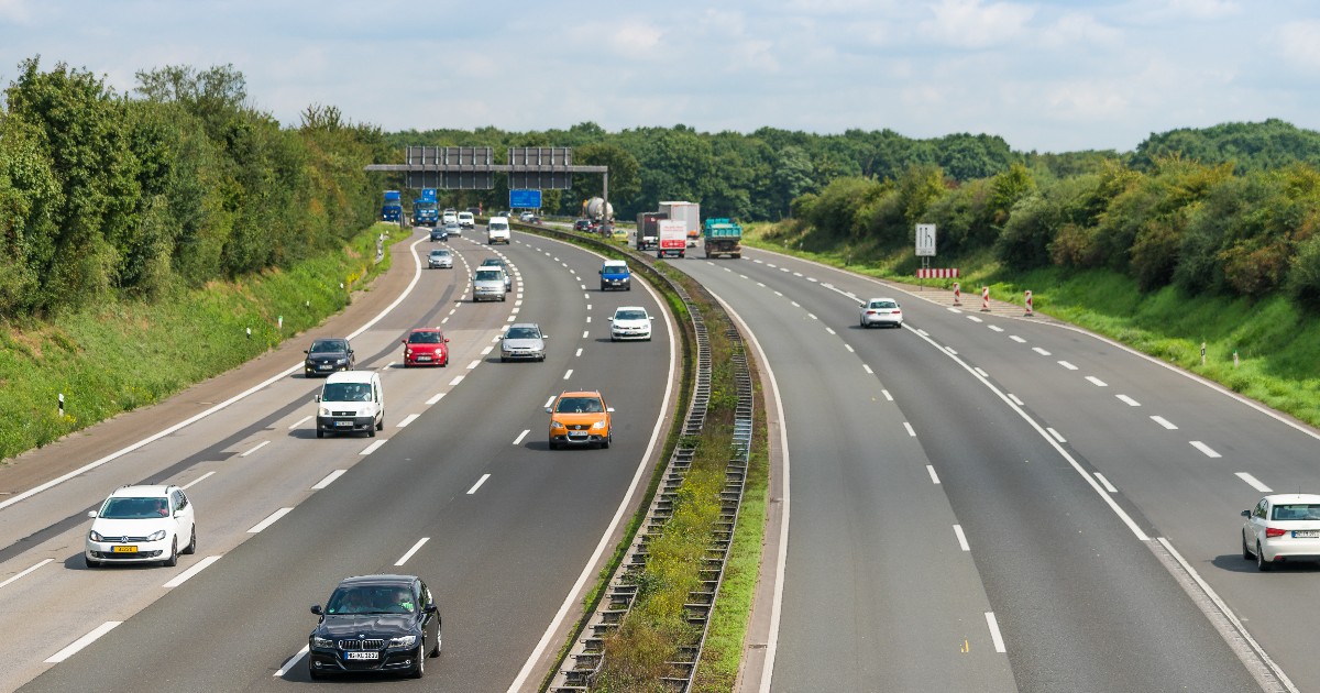 Mașini care circulă pe o autostradă