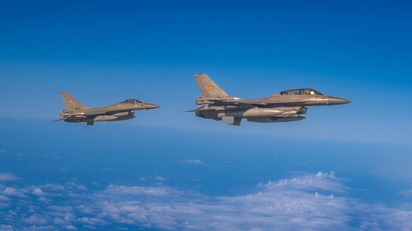 Două aeronave de luptă F-16 în zbor