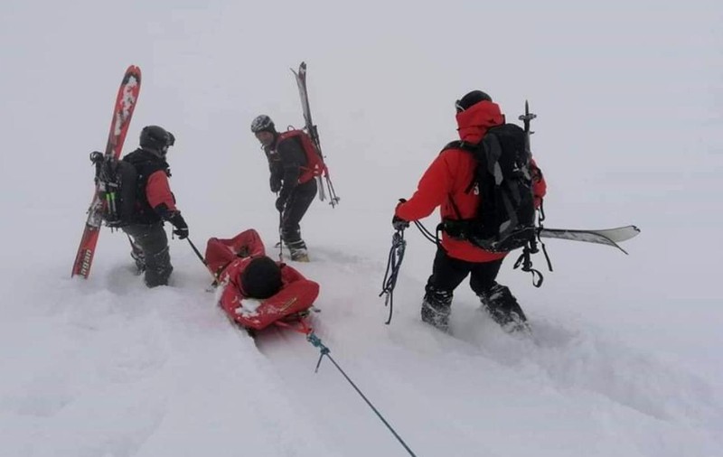 Intervenție dificilă în Sibiu. Doi schiori, prinși într-o avalanșă în Valea Doamnei