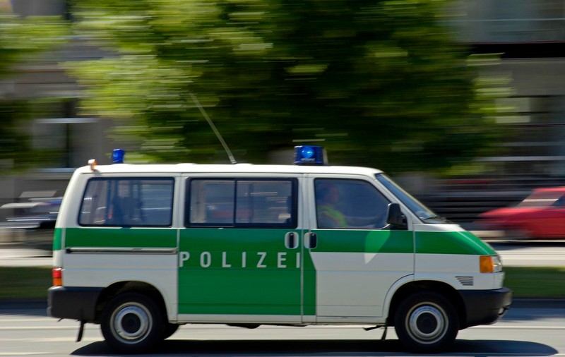Doi români au fost arestați în Austria. Transportau ilegal imigranți