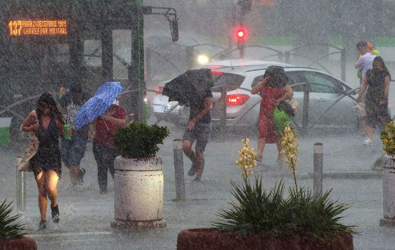 Ploi torențiale, grindină și vijelii: cinci județe sunt sub cod portocaliu și 20 de județe sunt vizate de avertizări meteo ANM de cod galben