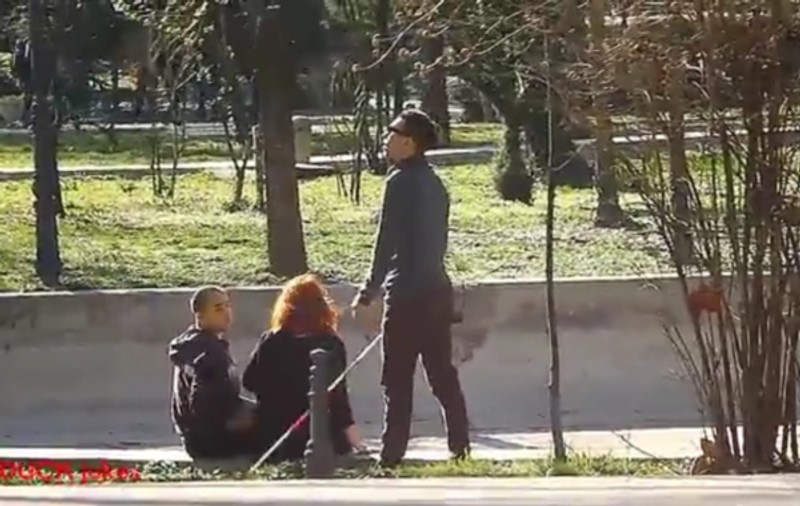 VIRAL PE INTERNET! Românii IMPRESIONEAZĂ o lume întreagă, ajutând acest om, pe stradă | VIDEO