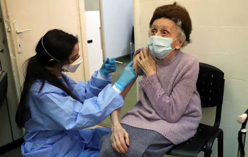 Lacrimi, temeri și poante în prima zi din etapa a II-a de vaccinare. „Aproape am plâns de bucurie că am făcut vaccinul”. ”Mi-au crescut pene”
