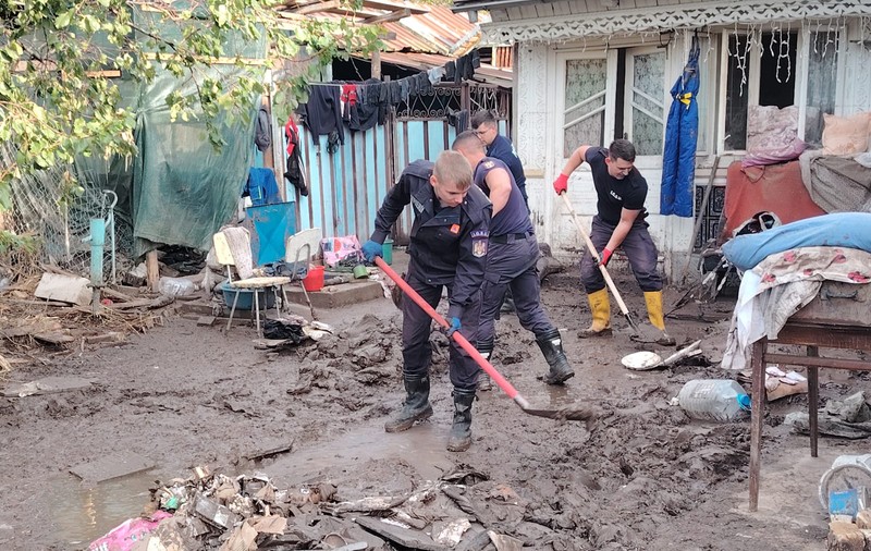 Urmările inundațiilor catastrofale. Aproape o mie de pompieri din țară, trimiși în sprijinul salvatorilor de la ISU Galați VIDEO