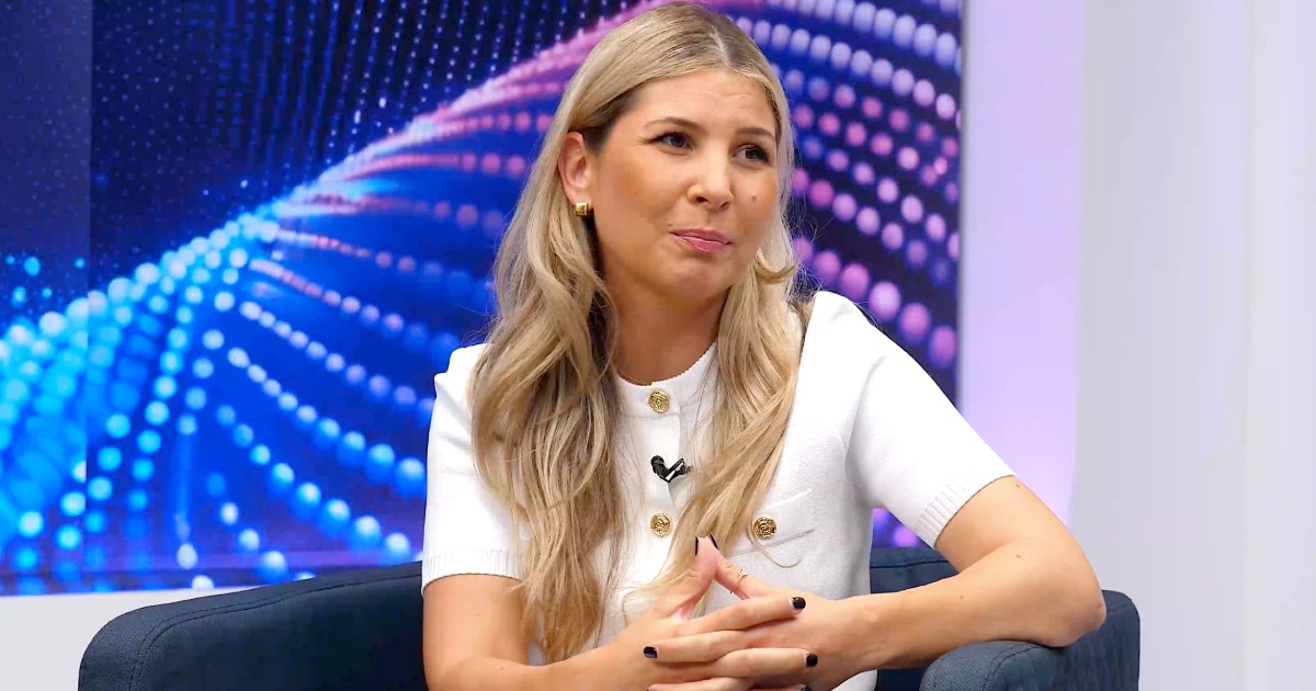 Oana Vlădilă, cofondator al brandului Vladila, îmbrăcată cu un tricou alb, în timp ce stă pe fotoliu, în studioul emisiunii Puterea unui lider, la Libertatea