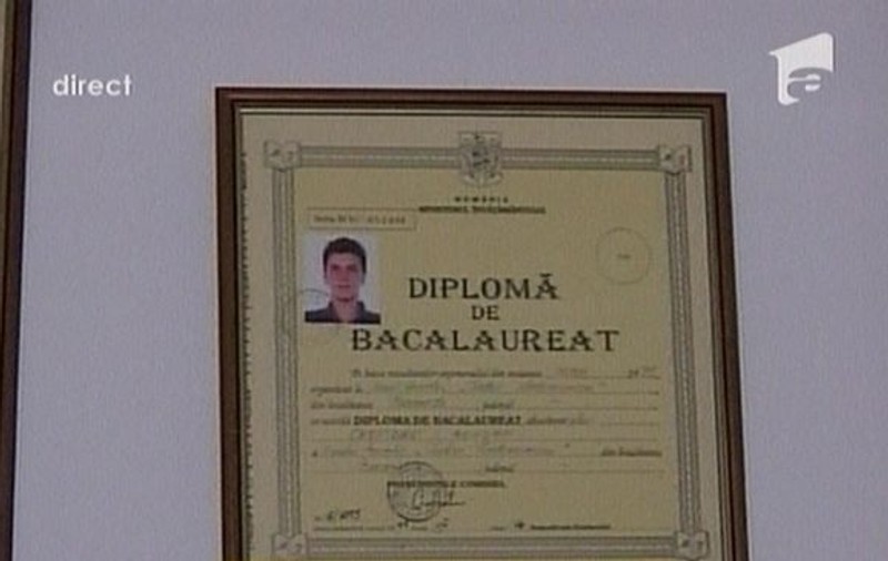 Fizz are carte, are parte! Și-a înrămat diploma de Bac