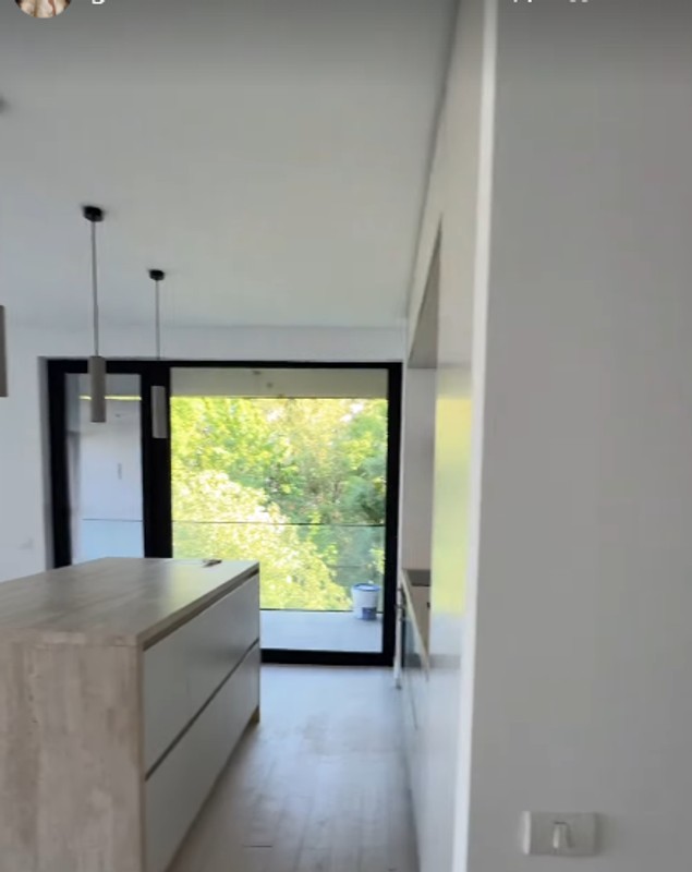 Imagini din apartamentul lui Carmen Grebenișan. Vedeta și iubitul ei se vor muta împreună. „Mi-am dorit mult să am ceva organic. Este un vis”