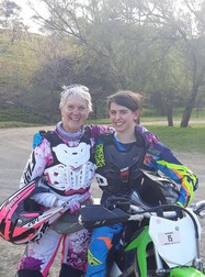 Adriana, stânga, e pasionată de moto enduro.