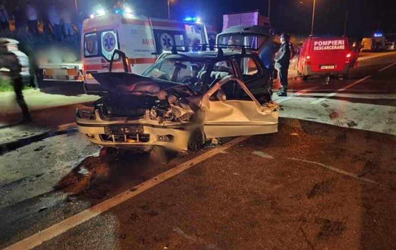 Accident teribil în Suceava. O persoană a rămas încarcerată în urma impactului puternic