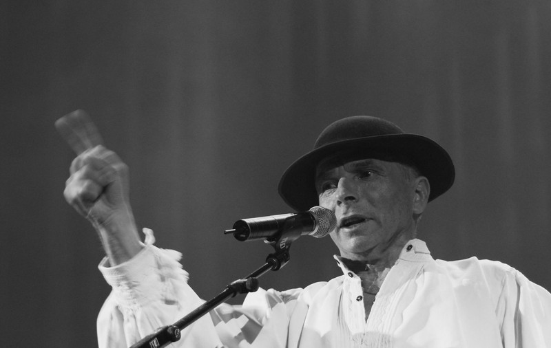 La un concert gratuit, Grigore Leșe s-a enervat că publicul nu-i cunoaștea piesele
