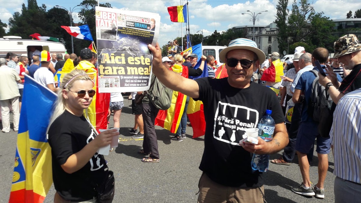 Nelu Soroiu, un român plecat de 34 de ani din România, a venit din Paris pentru a participa la mitingul diasporei, din Piața Victoriei