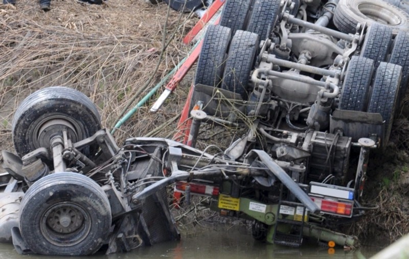 Camion răsturnat după ce a lovit un cal