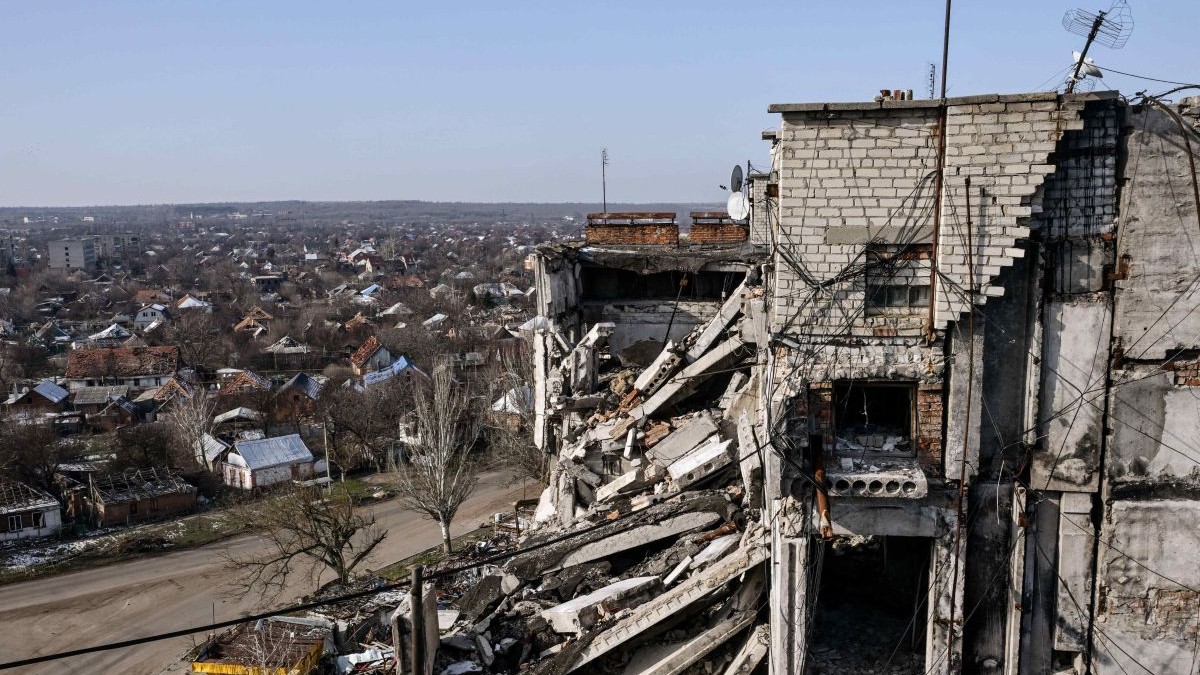 Un bloc de apartamente este avariat de bombardamentele rusești în prima linie a Orikhiv, districtul Polohy, regiunea Zaporizhzhia, sud-estul Ucrainei. 12 februarie 2025
