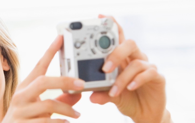 Hoţ prins de poliţişti după ce o victimă l-a recunoscut şi fotografiat 