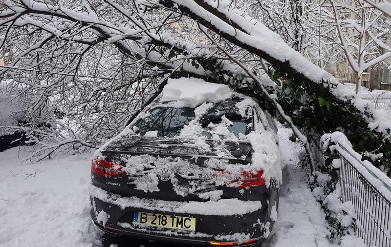 UPDATE | Haos în București după codul portocaliu de ninsori. 20 de linii de tramvai, afectate de ninsoare