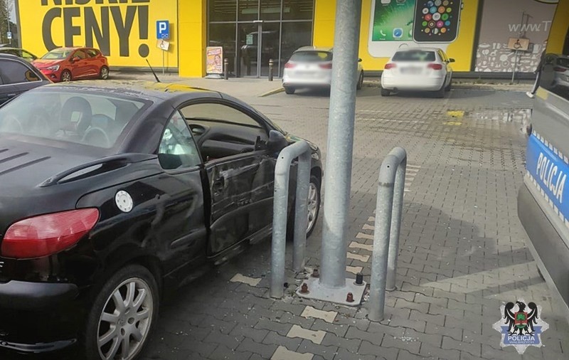 Șoferița fără permis și-a lăsat în mașină copilul de 3 ani și a plecat, micuțul a pornit motorul și a dat peste mama sa, în Polonia