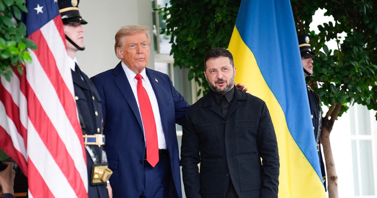 Imagine cu Donald Trump (stânga) și Volodimir Zelenski (dreapta) de la întâlnirea din august 2025. Liderul american poartă un costum albastru închis, cămașă albă și cravată roșie, în timp ce președintele ucrainean este îmbrăcat în negru.