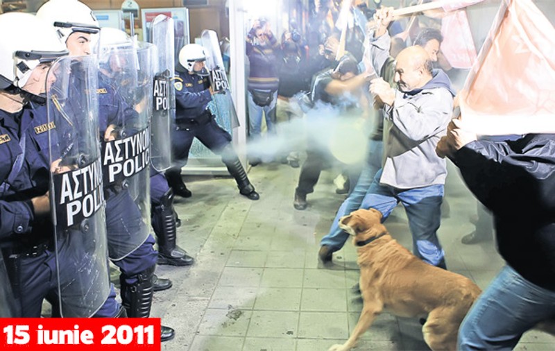 Video | Câinele revoluţionar din Atena, din nou la luptă