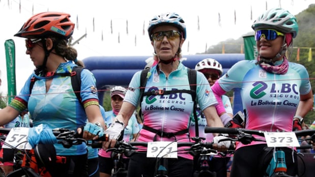 O bătrână de 70 de ani a devenit cea mai în vârstă participantă la cursa ciclistă care se organizează pe „Drumul morții” din Bolivia