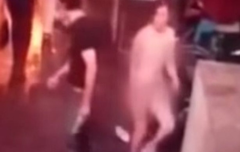 S-a dezbrăcat în pielea goală într-un mall, de ciudă că iubitul ei nu vrea să îi cumpere iPhone-ul 6 S!