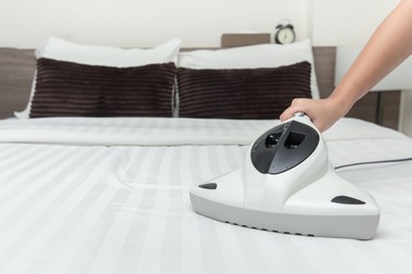Aspirarea saltelelor cu lampă UV sau abur împotriva acarienilor