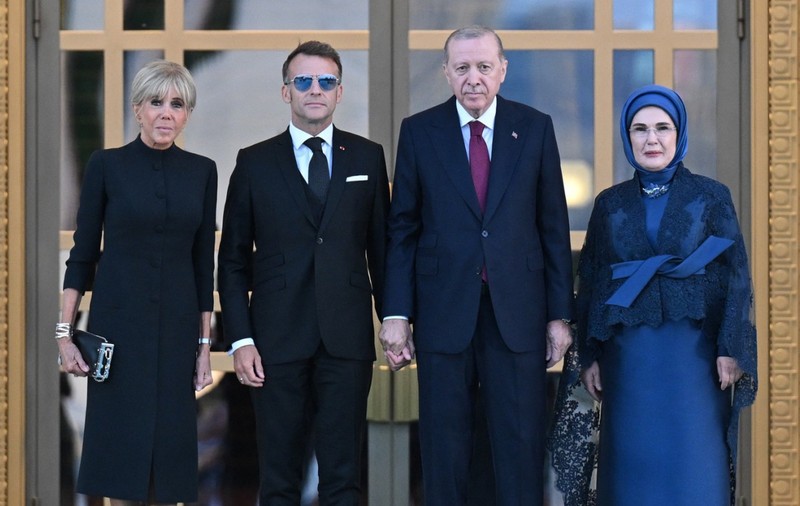 Emmanuel Macron, moment stânjenitor la întâlnirea cu soția lui Erdoğan, la Summitul NATO de la Ankara. Gestul nepotrivit făcut de președintele Franței