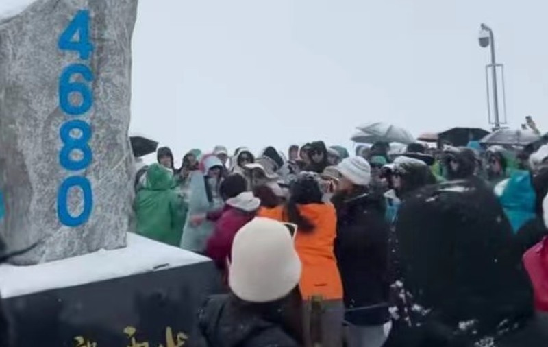 „Luptă pentru cel mai bun loc de selfie”. Turiștii s-au luat la bătaie din cauza aglomerației de pe Muntele Dragonului de Jad, în China | VIDEO